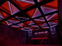 Designers do Tomorrowland e Rock in Rio assinam novo teto tecnológico de bar em SP