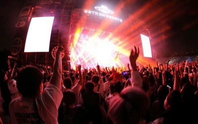 Festival de música em Wuhan reúne 11 mil pessoas