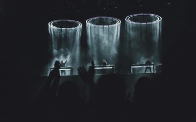 Cartazes na Austrália, Suécia e Estados Unidos surpreendem fãs e criam rumores sobre Swedish House Mafia