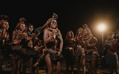 Produção audiovisual mostra experiência de tribo africana ouvindo música eletrônica pela 1ª vez