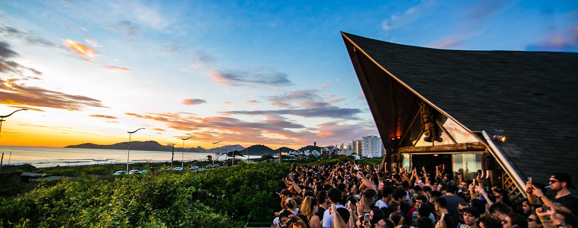 Contagem regressiva: último fim de semana do Warung Beach Club acontece em junho na Praia Brava