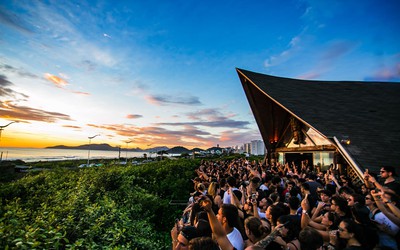 Contagem regressiva: último fim de semana do Warung Beach Club acontece em junho na Praia Brava