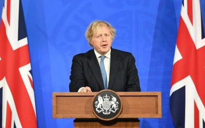 Sem máscara e sem distanciamento social: Inglaterra reativa setor de entretenimento