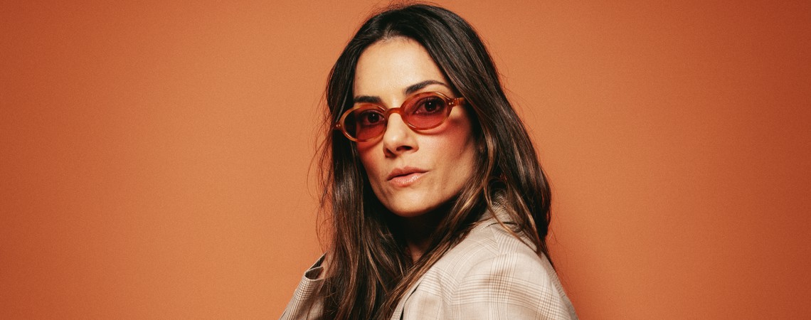 Confirmada no line-up do Lollapalooza 2027, Marina Diniz aposta em “Bisous”, sua collab com o DJ Batata para as pistas