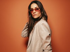 Confirmada no line-up do Lollapalooza 2027, Marina Diniz aposta em “Bisous”, sua collab com o DJ Batata para as pistas