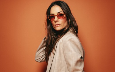 Confirmada no line-up do Lollapalooza 2027, Marina Diniz aposta em “Bisous”, sua collab com o DJ Batata para as pistas
