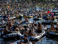 Polícia interrompe festa com botes na Alemanha