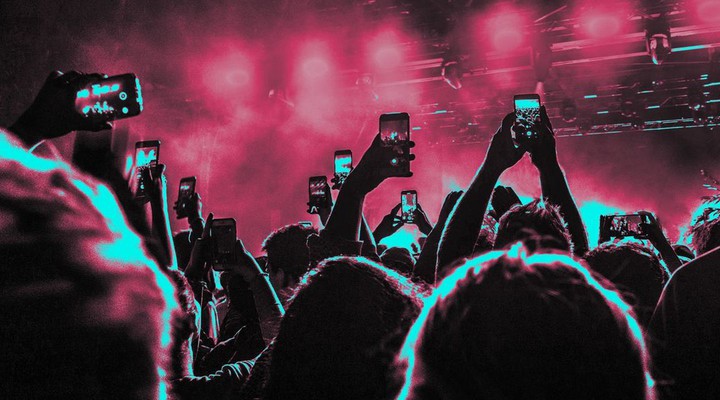 Celulares na pista de dança - Imagem: Reprodução.