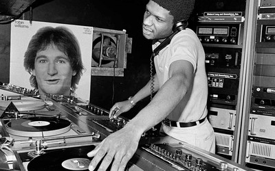 Em homenagem ao Dia do DJ, contamos de onde surgiu a profissão que mais amamos!