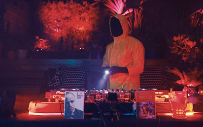 É hoje que finalmente veremos hollywhaaat tocando seu set cinematográfico pela primeira vez