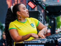 Carola celebra collab com Fatboy Slim e Felix Da Housecat: "Faz você perceber que todo o caminho valeu a pena"