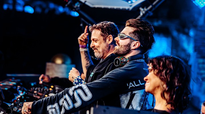 Alok encerrou seu set no Mainstage do Tomorrowland 2026 ao lado dos pais, os DJs Ekanta e Swarup (Divulgação / Tomorrowland)