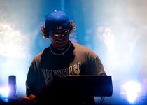 Victor Lou leva seu projeto All Night Lou para o Surreal Park no dia 15 de agosto, no palco Bells
