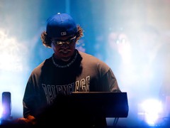 Victor Lou leva seu projeto All Night Lou para o Surreal Park no dia 15 de agosto, no palco Bells