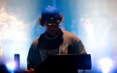 Victor Lou leva seu projeto All Night Lou para o Surreal Park no dia 15 de agosto, no palco Bells