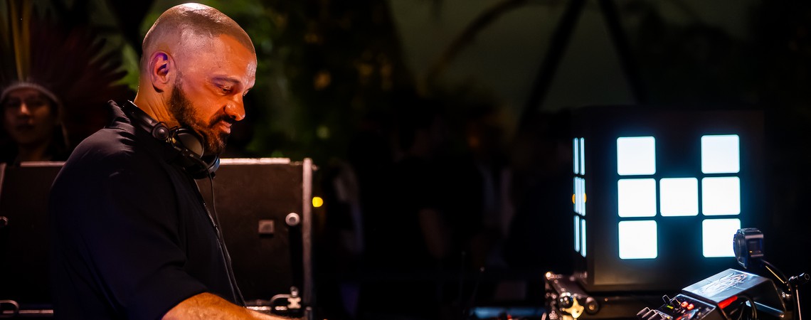 Como Artistikk desafiou convenções da música eletrônica ao unir luta indígena, funk e violino em uma pista lotada no HM Festival
