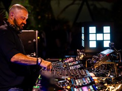 Como Artistikk desafiou convenções da música eletrônica ao unir luta indígena, funk e violino em uma pista lotada no HM Festival