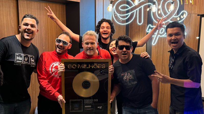 Marco histórico! KASINO recebe Disco de Ouro por hit que marcou