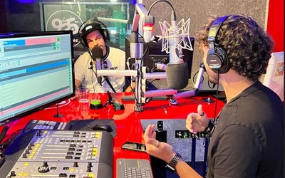 Gianni Petrarca recebe Bhaskar na maior rádio de música eletrônica da Flórida, a Revolution 93.5 FM, para o Rescue Radio Show.