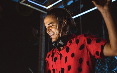 Dre Guazzelli disponibiliza live set especial direto do Sábado Dre Tarde. Conheça a energia da label party!