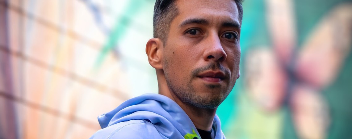 Com “Be Free”, Jhonatan Ospina conecta techno à pintura e faixa vira obra de arte em três telas