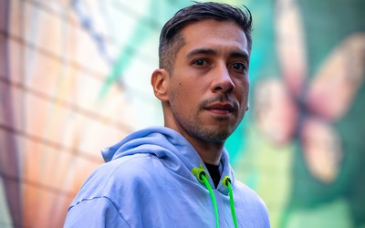 Com “Be Free”, Jhonatan Ospina conecta techno à pintura e faixa vira obra de arte em três telas