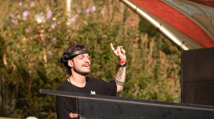 DJ Bhaskar no palco Rise durante o Tomorrowland Bélgica 2025 (Divulgação)